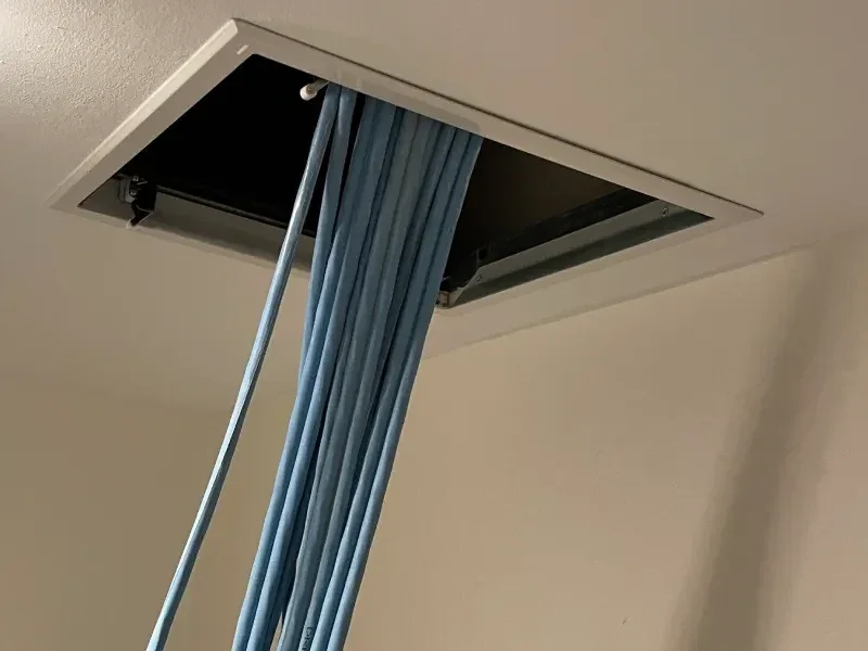 Durchführung von Netzwerkkabeln in der Decke.