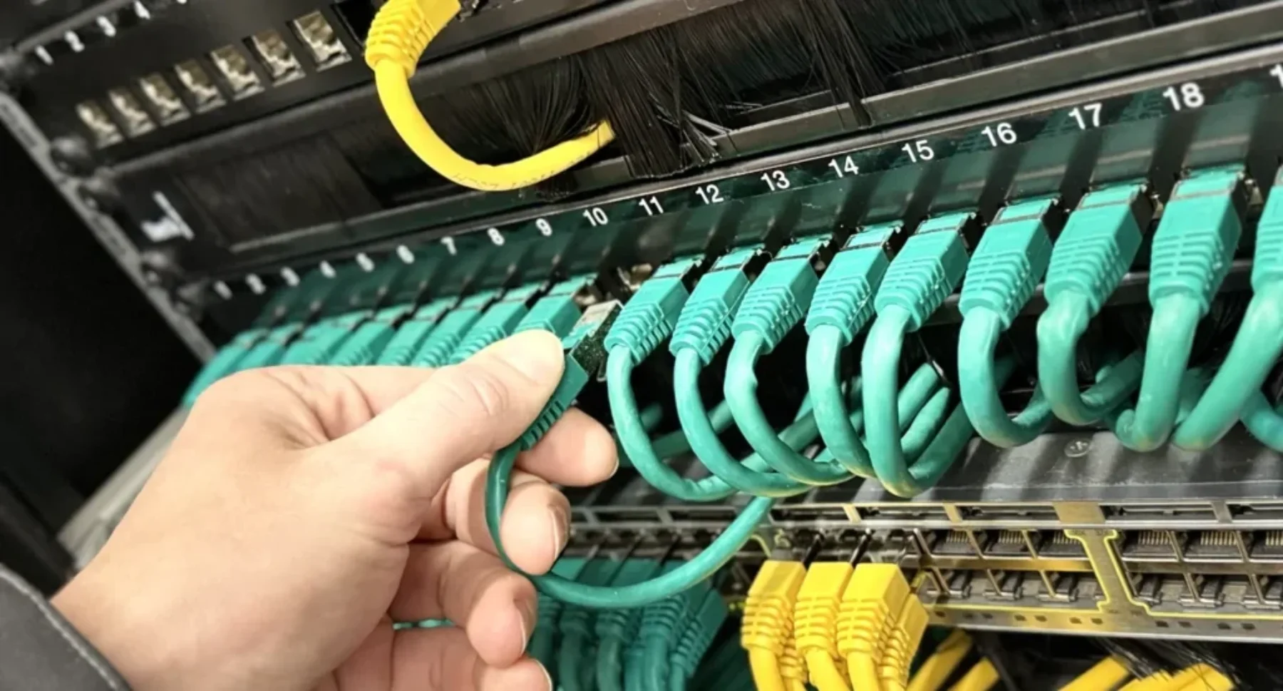 Patchen von Netzwerkverbindungen auf einem Patchpanel.