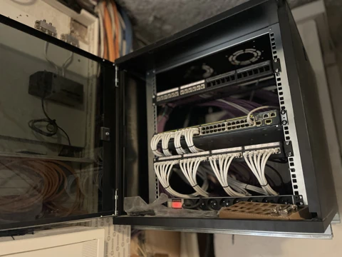 Un format compact, avec les cordons raccordés en façade.