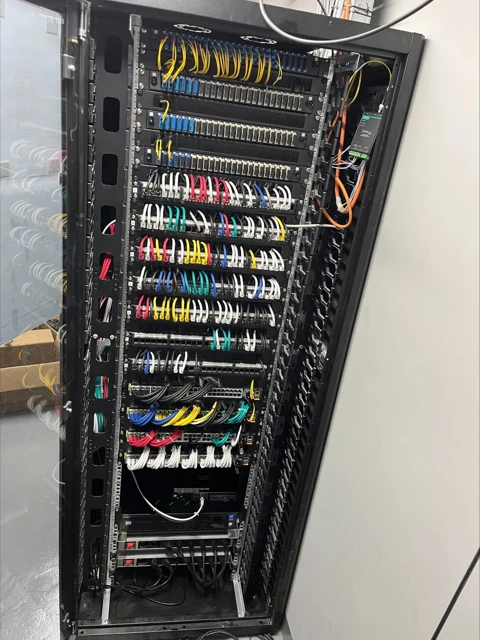 Des cordons de couleurs pour distinguer les raccordements.