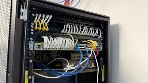 Les arrivées optiques et les liaisons réseau dans la même installation.