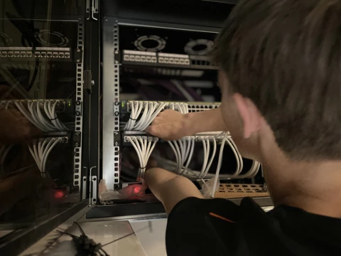 Intervenir directement sur les panneaux du coffret.