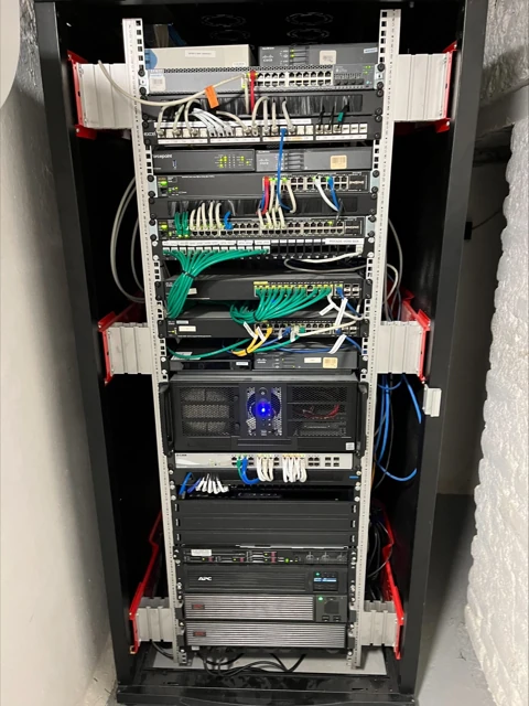 Réseau et équipements regroupés dans leur environnement technique.