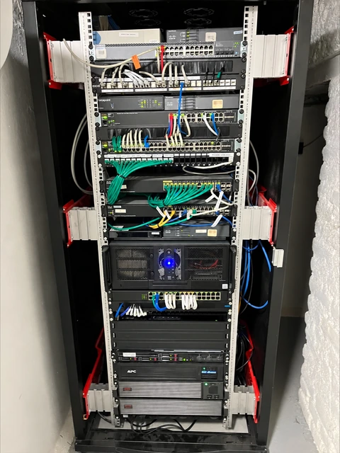 Réseau et équipements regroupés dans leur environnement technique.
