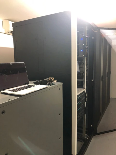 Deux armoires techniques intégrées dans les locaux.