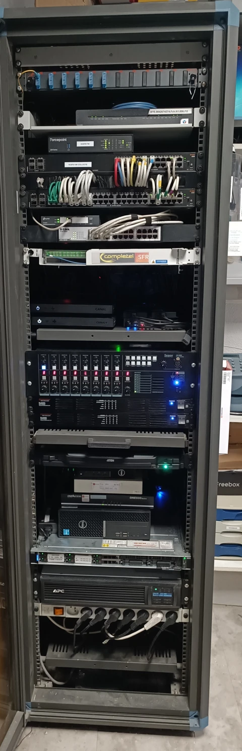 Une baie complète avec ses différents niveaux d’équipements.