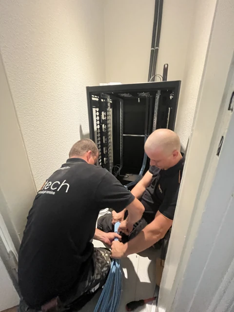 Le travail en équipe autour d’une nouvelle armoire réseau.