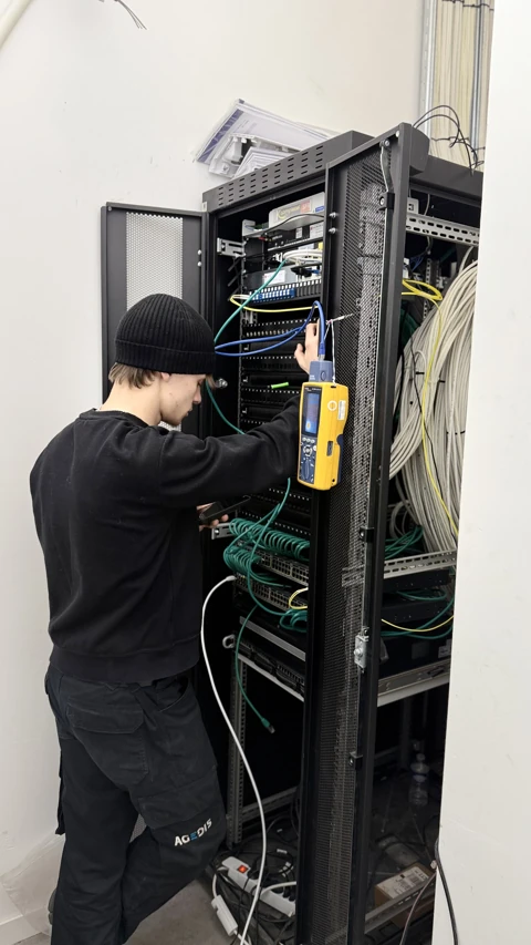 Une intervention avec un appareil de mesure à proximité des ports.