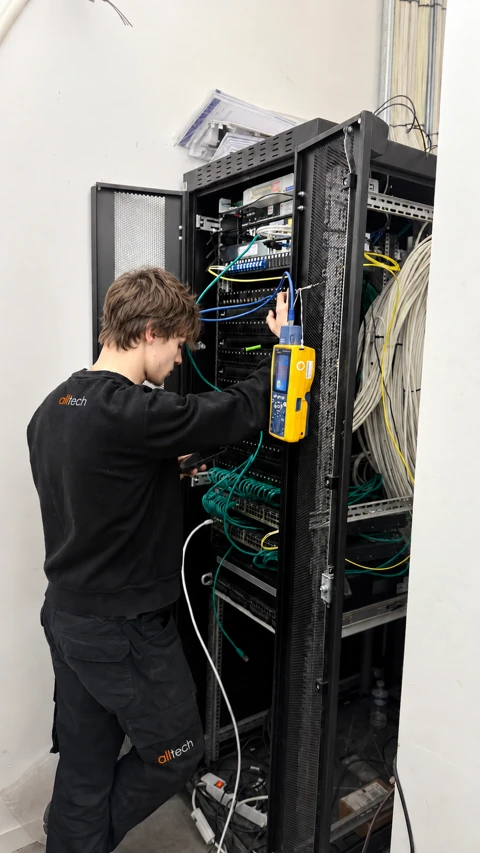 Une intervention avec un appareil de mesure à proximité des ports.