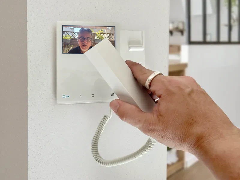Foto des Besuchers, angezeigt auf dem Monitor einer Video-Gegensprechanlage.