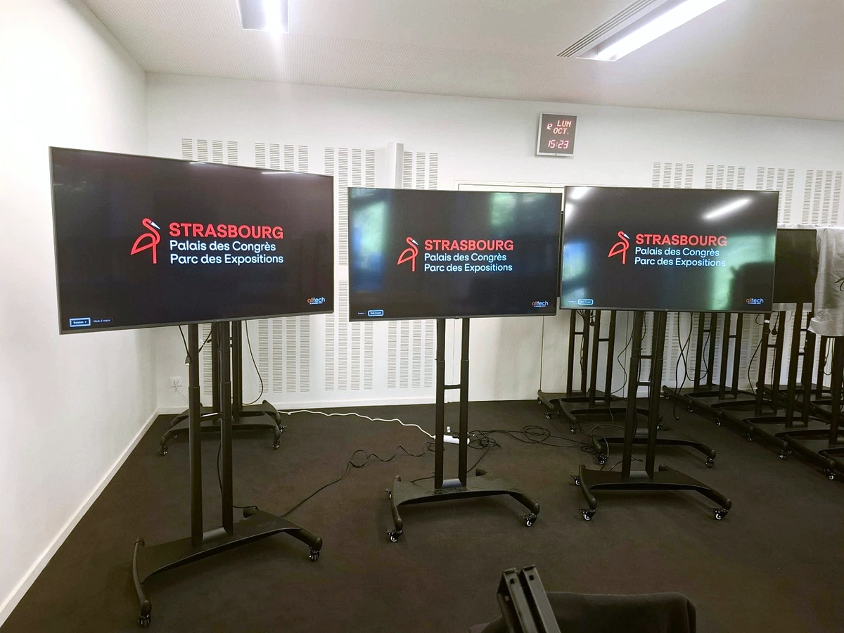 Im PMC vùn Strossburi zeigt dr Empfangsbildschirm s'Logo vùm Ort, e Befehl fer d'Dreihùng vùm Bildschirm ùn e Zuegàng zum Bedienùngsànwiser.