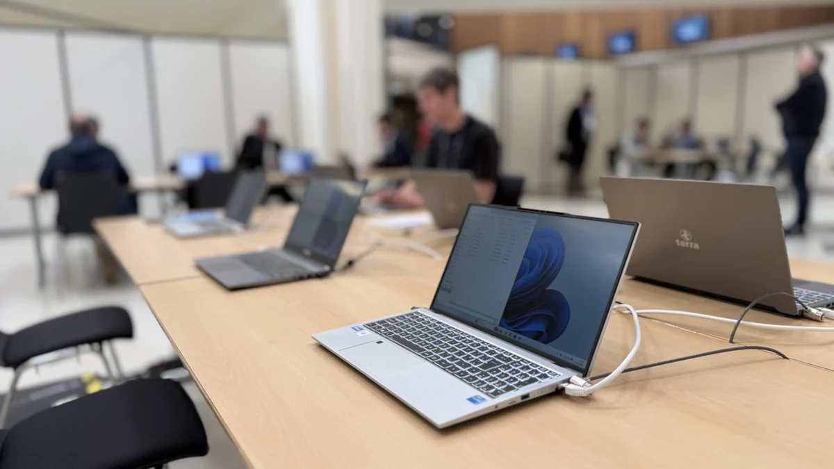 Laptops agschlosse im Arbeitsraum vum PMC Strossburi.