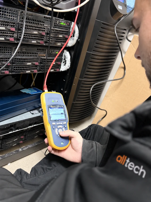 Controllo di una connessione a un tester di cablaggio.
