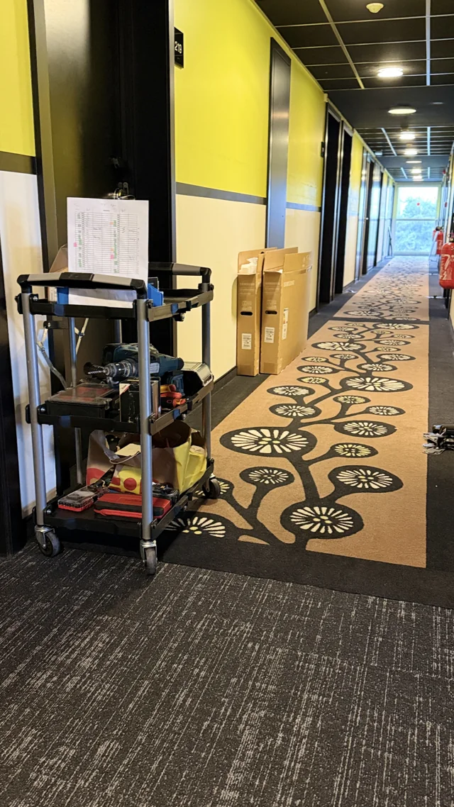 Organisation du matériel dans le couloir pendant le déploiement.