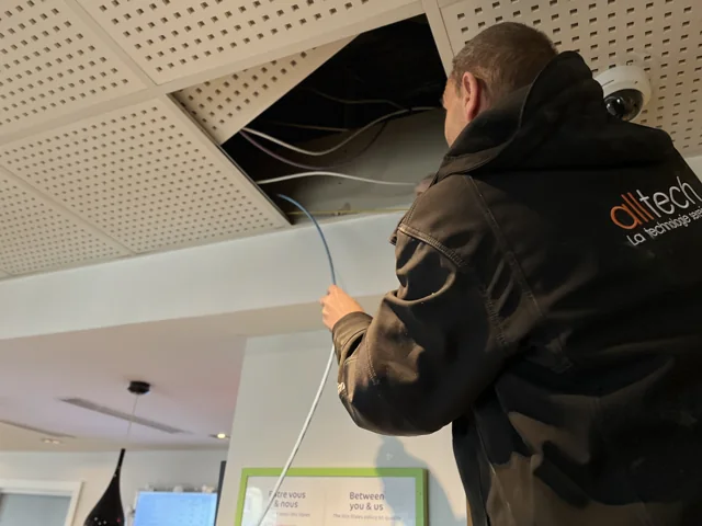Intervention dans le faux plafond pour le réseau Wi-Fi.