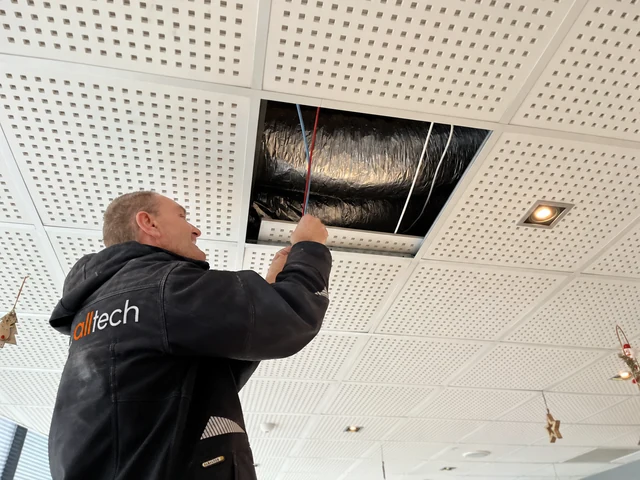 Accès aux cheminements de câbles au-dessus du plafond.