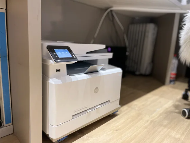 Multifunktionsdrucker in der Nähe der Station installiert.