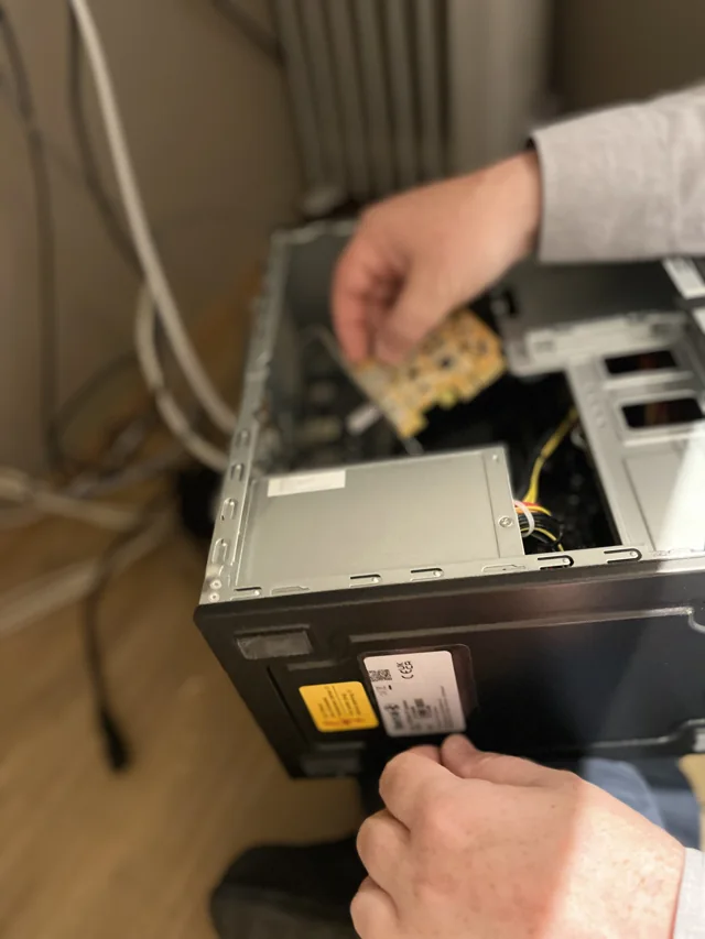 Eingriff in Computerkomponenten.