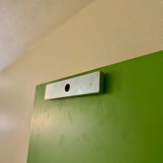 Élément fixé à proximité de la porte.
