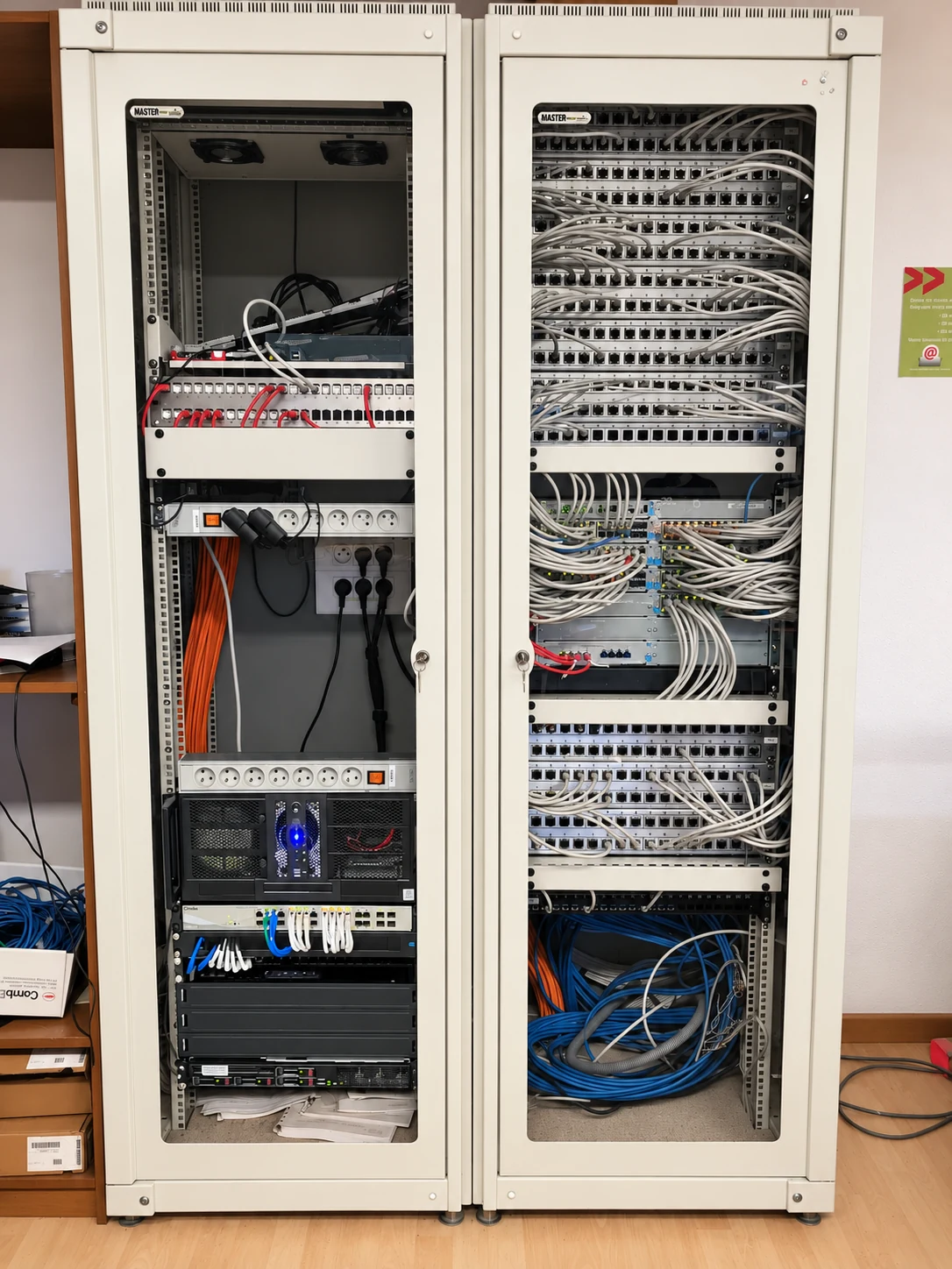 Baies informatiques avec serveurs et équipements réseau.
