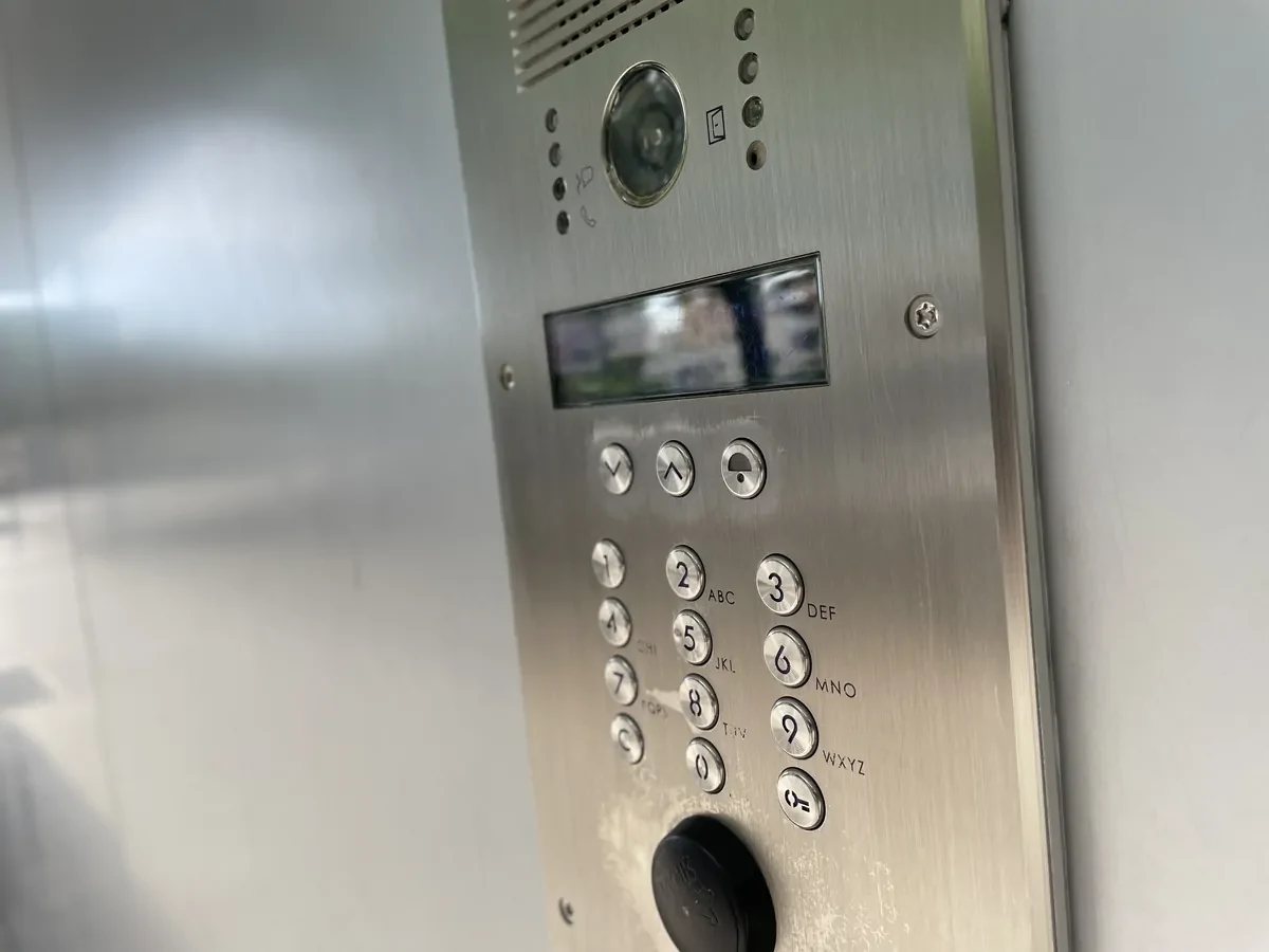 Gegensprechanlage und Zugangskontrolltafel.