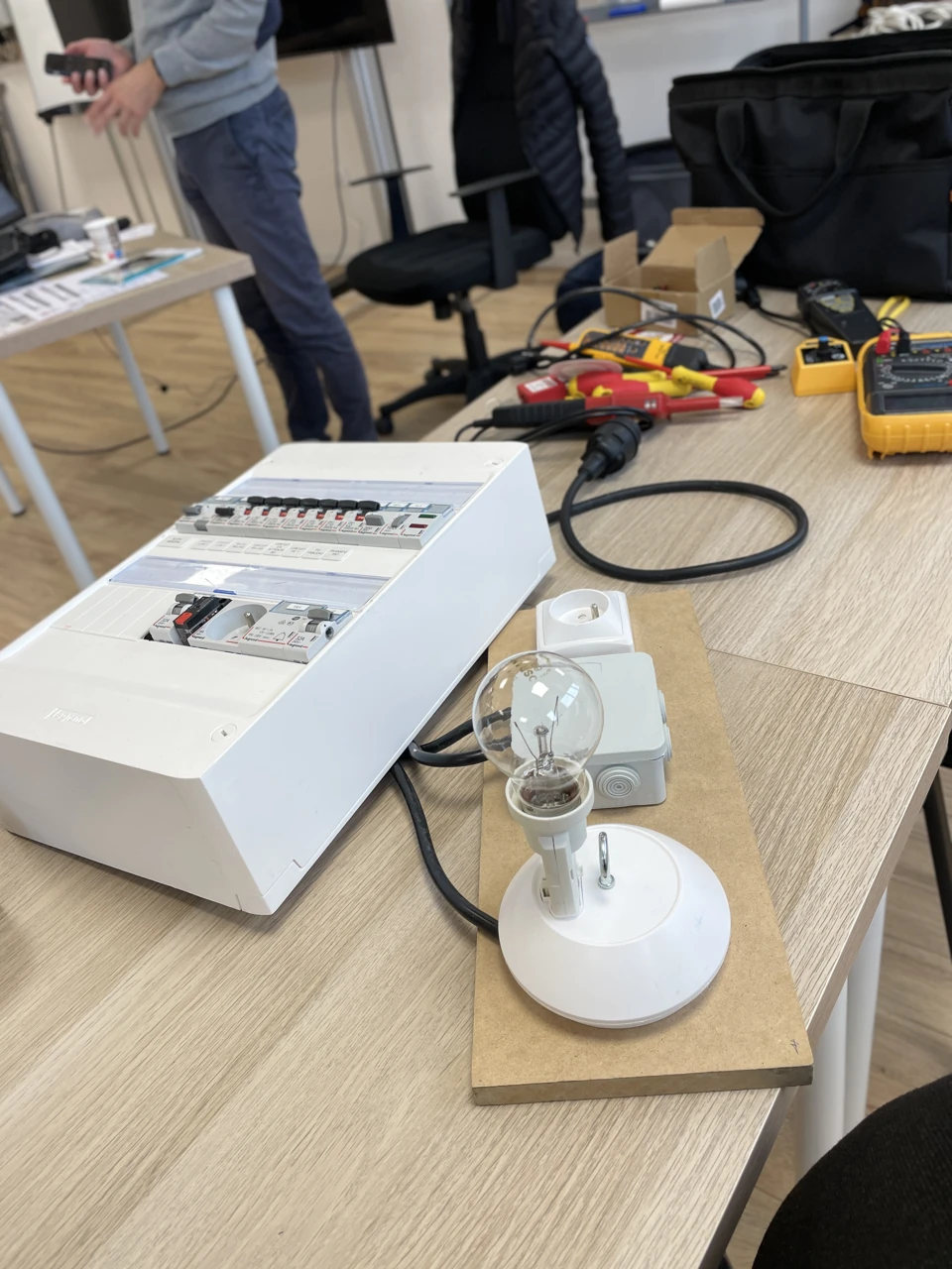 Elektrische Trainingsgeräte und Messgeräte für praktische Übungen.