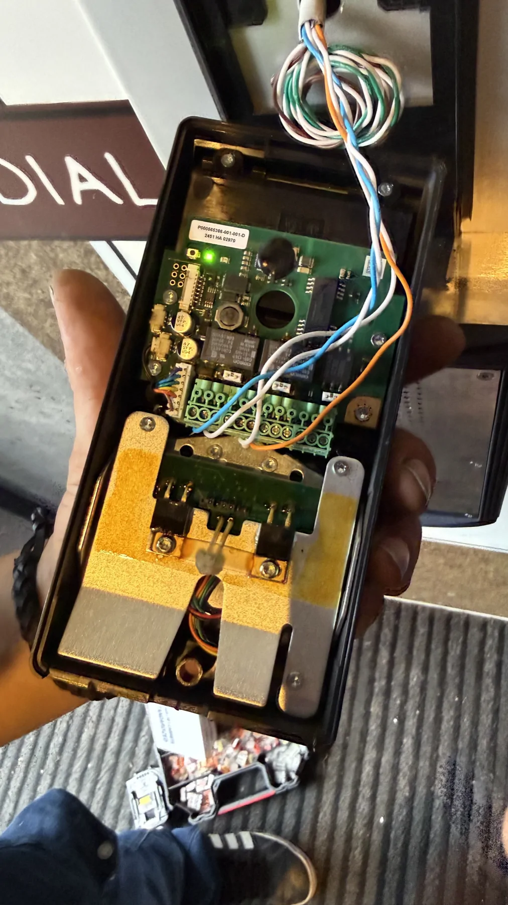 Raccordements d’une platine d’interphonie pendant une intervention
