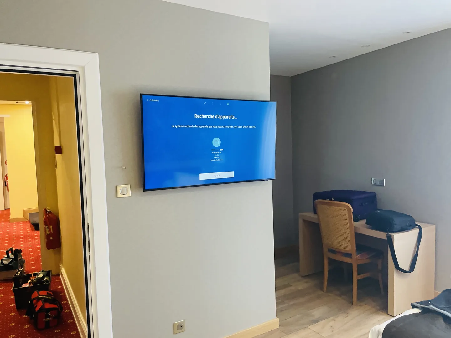Hotelzimmer in Mulhouse: Wandfernseher während der Konfiguration eingeschaltet.