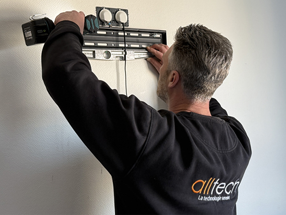 installation pose ecran TV hotel