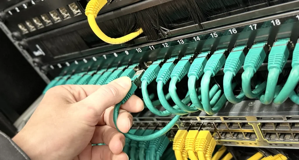 Brassage des câbles réseau dans une baie informatique