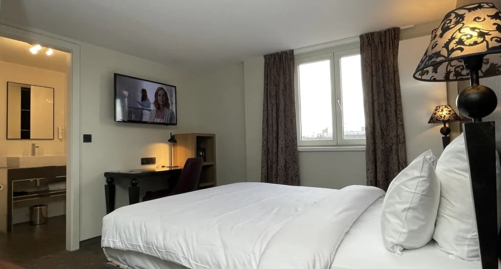 Chambre d’hôtel équipée d’un téléviseur connecté fixé au mur