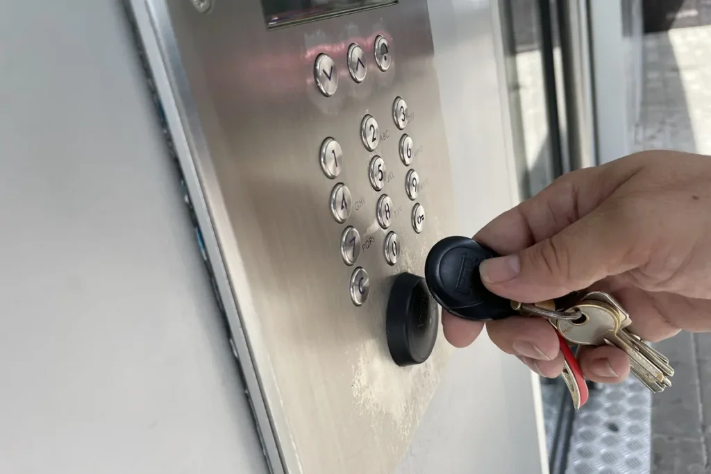 Badge Vigik présenté sur la platine d’entrée d’une copropriété