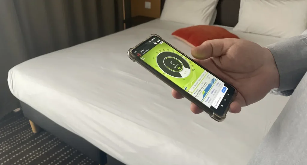 Mesure du débit Wi-Fi sur smartphone dans une chambre d’hôtel