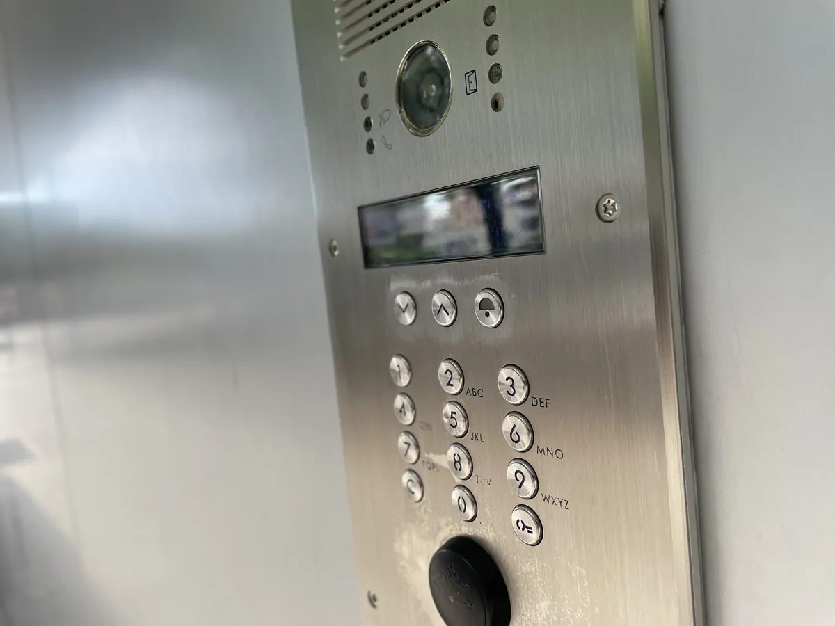 Platine d’interphone en inox avec clavier à code et lecteur de badge