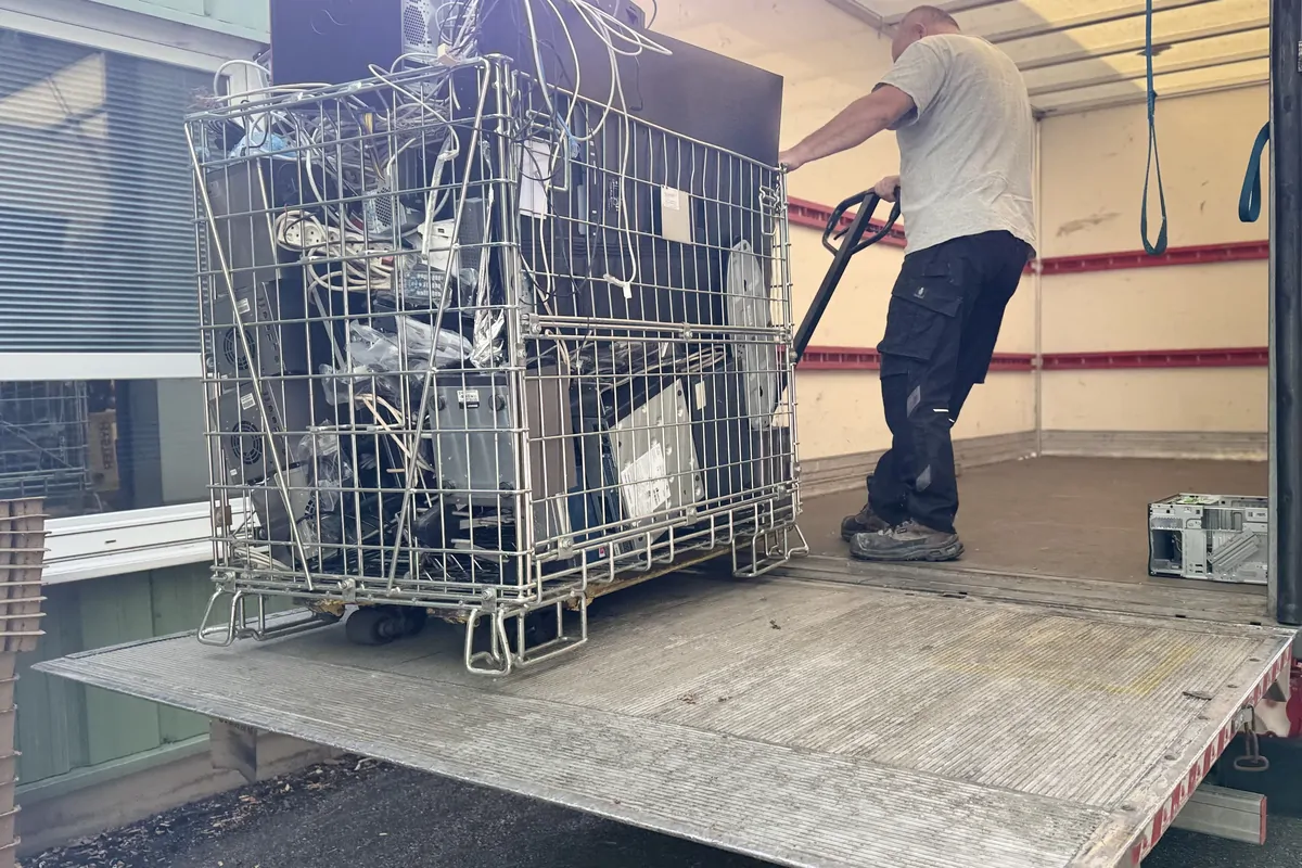 Matériel informatique usagé chargé pour la filière de recyclage