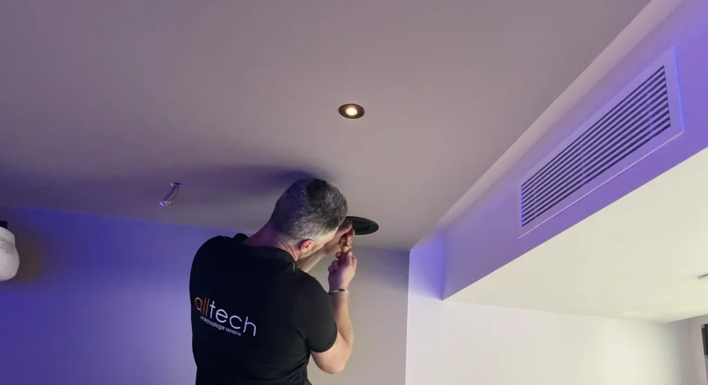 Technicien Alltech en intervention audiovisuelle dans une salle